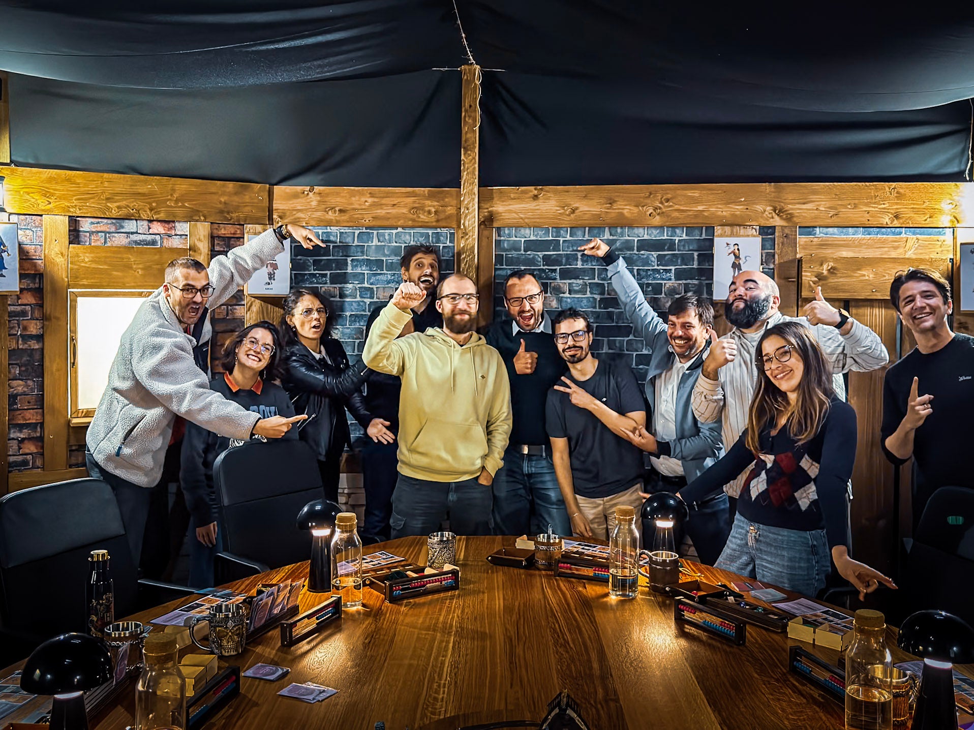 Un groupe d'amis en pleine immersion durant un scénario Donjons & Aventures à Tours.
