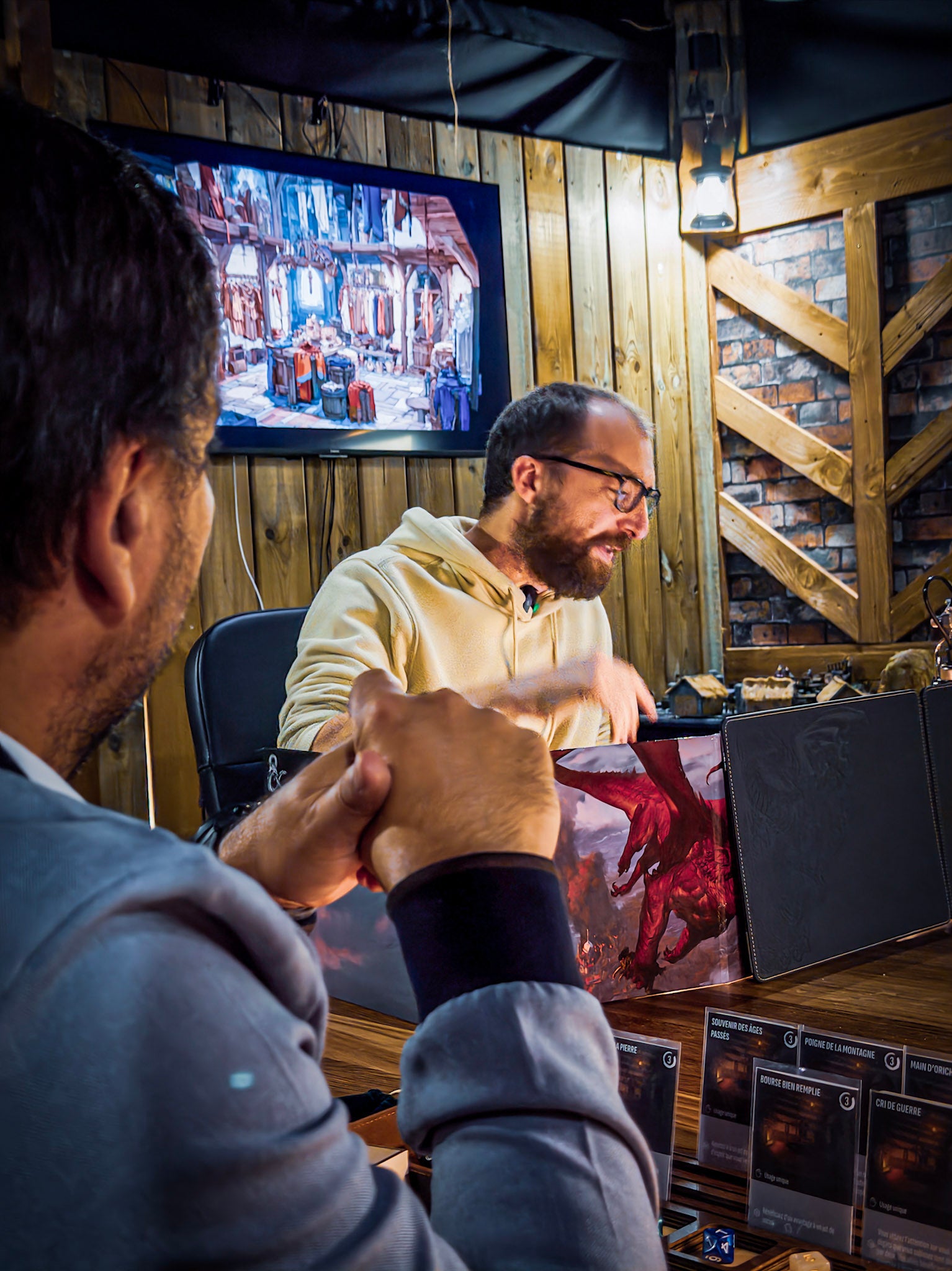Concentration maximale des participants autour de la table pour réussir leur quête.
