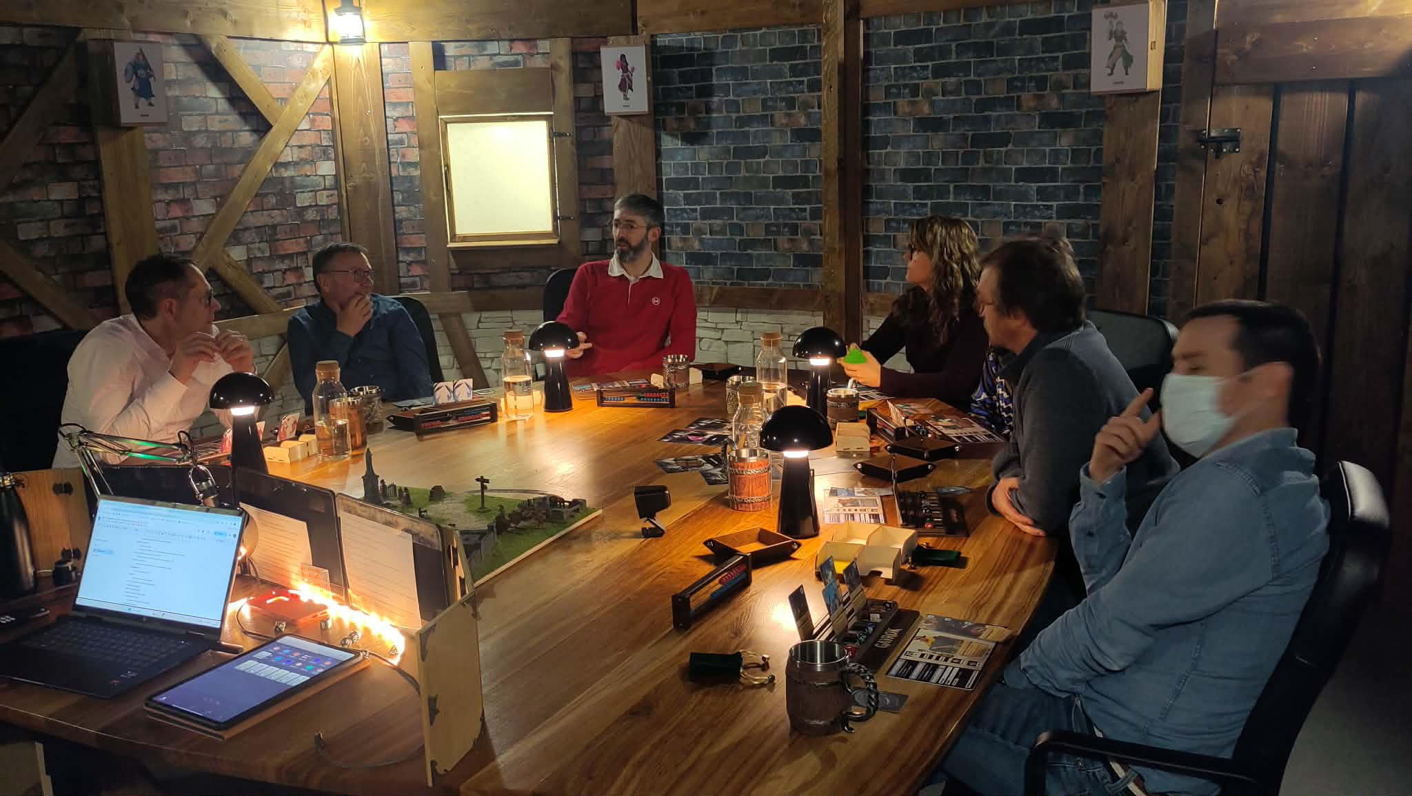 Joueurs totalement absorbés par l'histoire racontée par le Maître du Jeu à Tours.