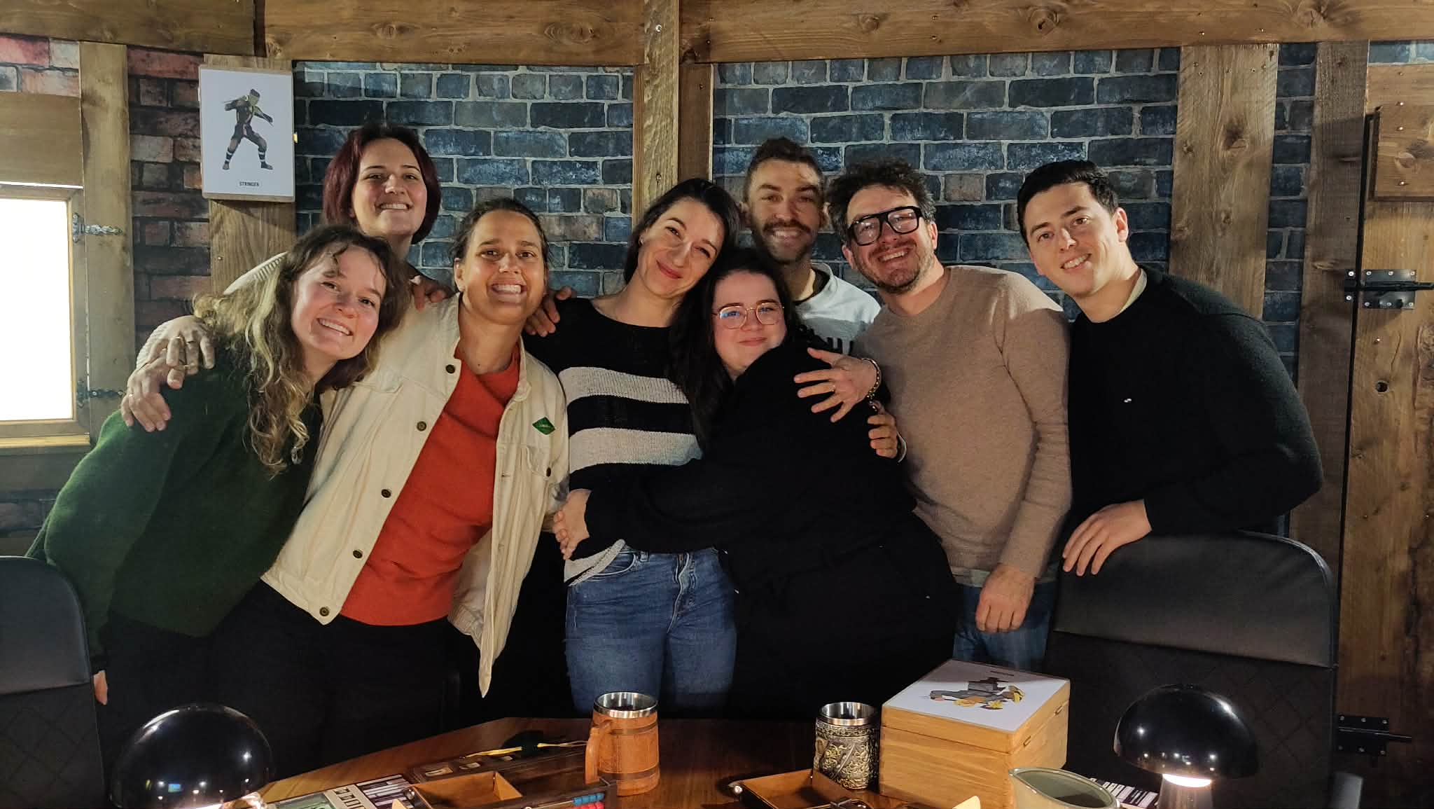 Participants célébrant leur victroire suite à un bon cadeau Donjons & Aventures.