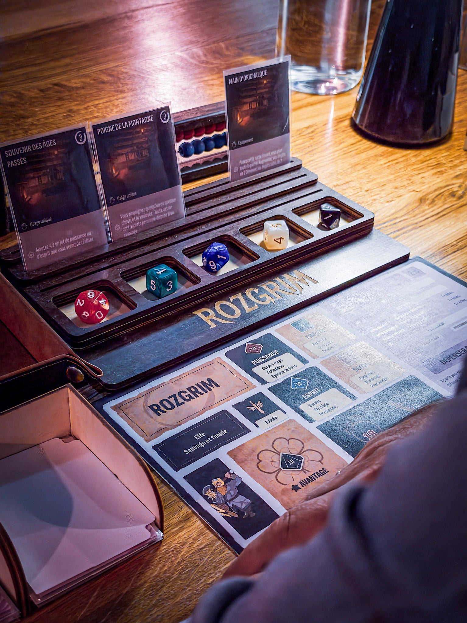 Le moment de tension autour de la table lors d'un lancer de dés décisif.