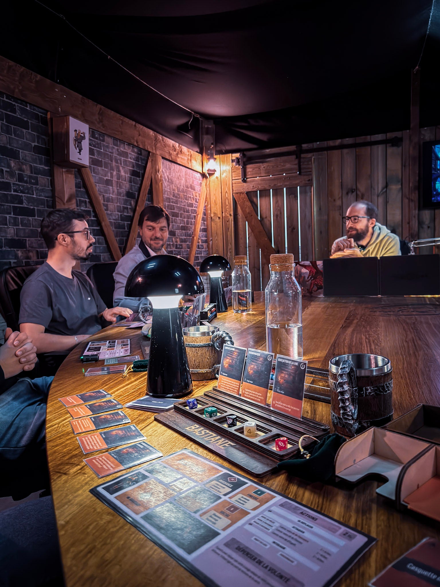 Joueurs collaborant pour résoudre une mission interactive chez Donjons & Aventures.