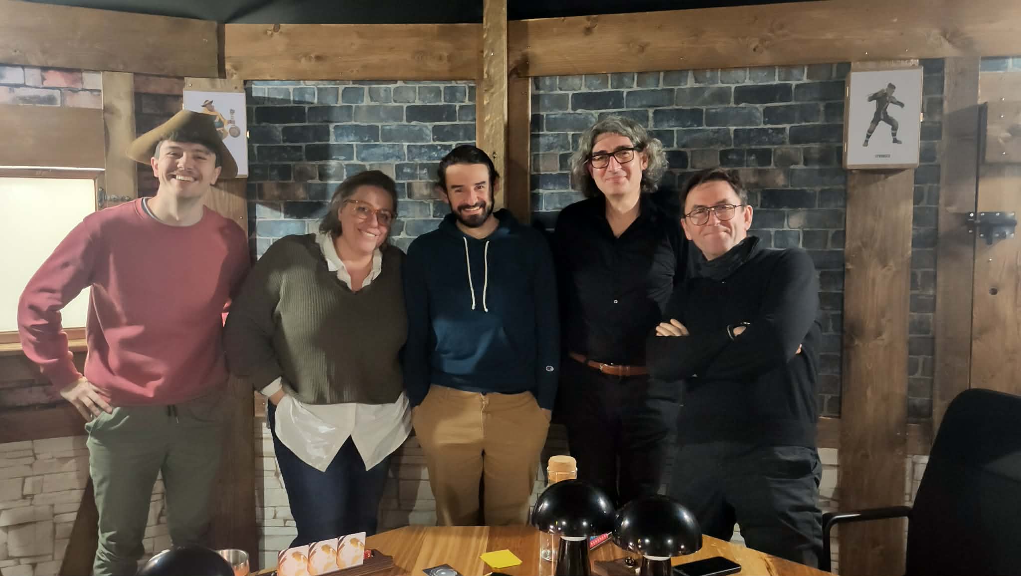 Un groupe de joueurs partageant un fou rire lors d'une péripétie inattendue à Tours.