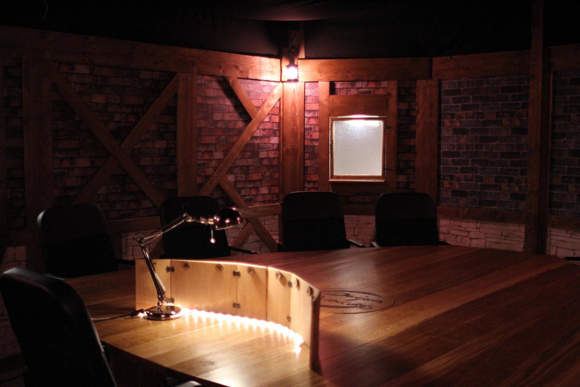 Notre salle de jeu de rôle à Tours, entièrement préparée et scénographiée pour votre prochaine aventure immersive.