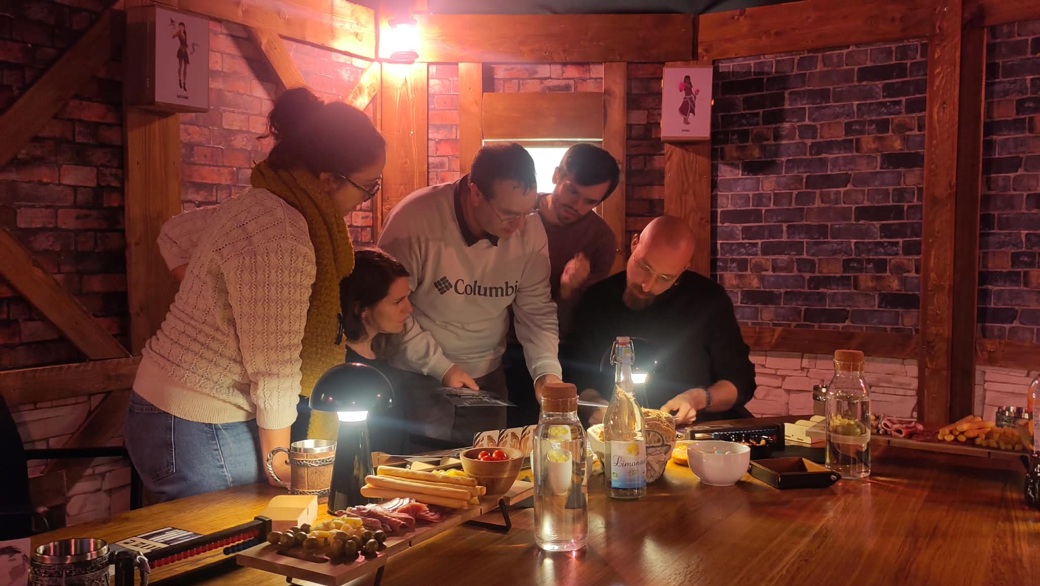 Une équipe en pleine concertation stratégique autour de la table chez Donjons & Aventures.