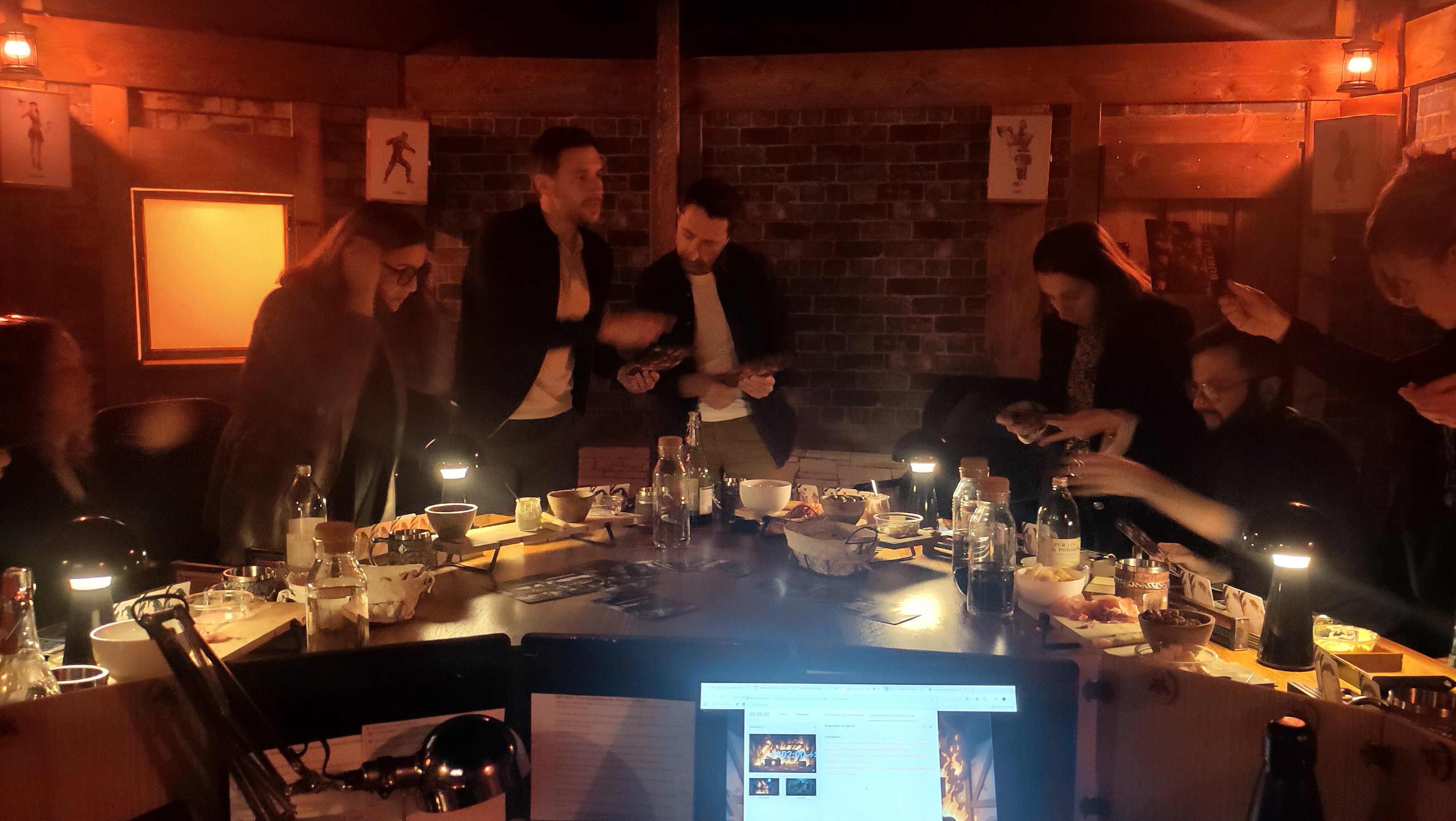 Expression de concentration et de suspense de joueurs face à un choix crucial.